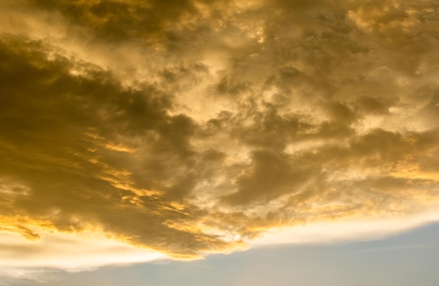 Céu dramático colorido com nuvem ao pôr do sol