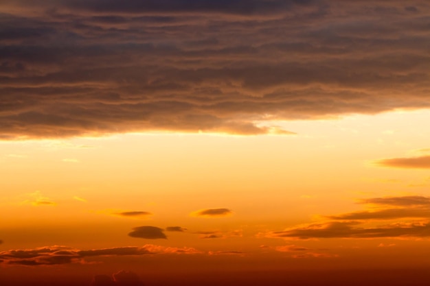 Céu dramático colorido com nuvem ao pôr do sol