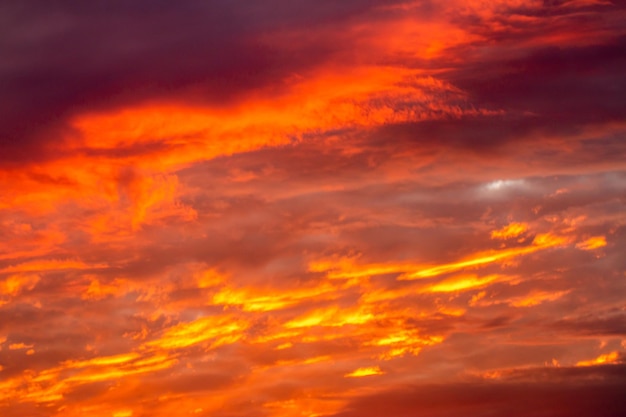 Céu dramático colorido com nuvem ao pôr do sol