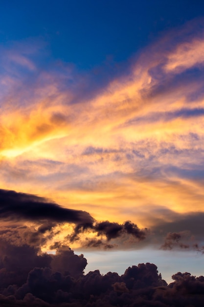 céu dramático colorido com nuvem ao pôr do sol