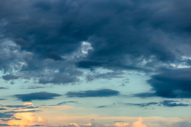 Céu dramático colorido com nuvem ao pôr do sol