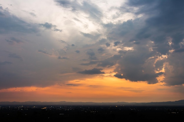 céu dramático colorido com nuvem ao pôr do sol