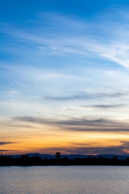 Céu dramático colorido com nuvem ao pôr do sol