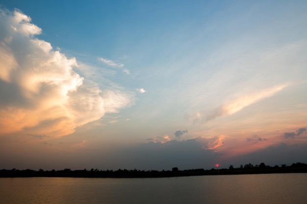 céu dramático colorido com nuvem ao pôr do sol