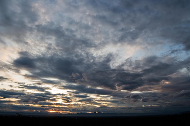 céu dramático colorido com nuvem ao pôr do sol