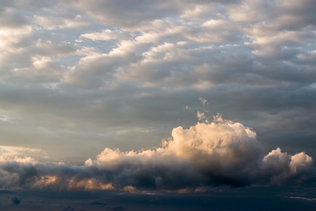 Céu dramático colorido com nuvem ao pôr do sol