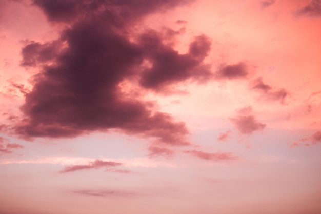 Céu dramático colorido com nuvem