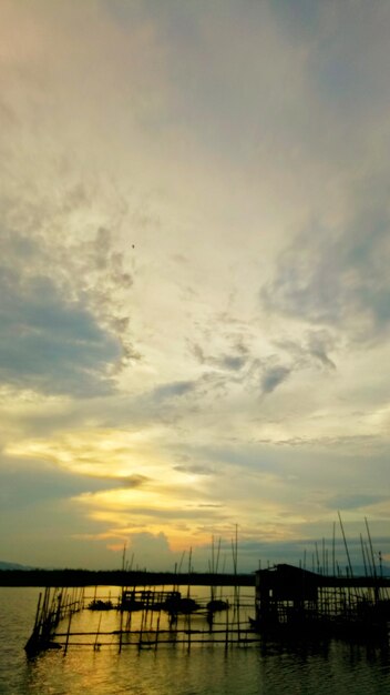 Céu dramático colorido com nuvens ao pôr do sol. pôr do sol no lago