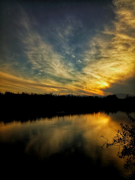 céu dramático colorido com nuvens ao pôr do sol. Pôr do sol no lago