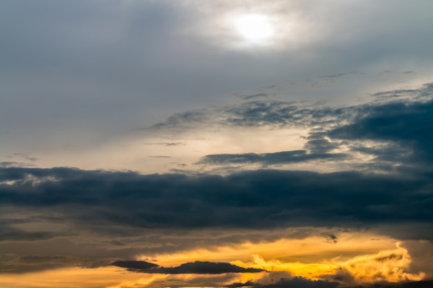 céu dramático colorido no crepúsculo