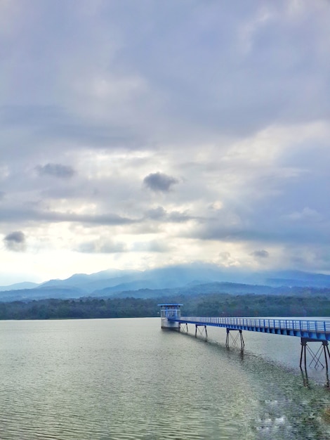 Céu dramático com montanha e lago