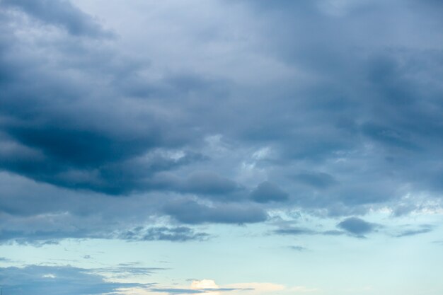 Céu dramático com nuvens ao pôr do sol