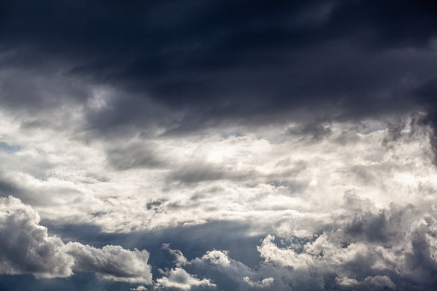 Céu dramático com nuvens cinzentas sobre a cidade antes da tempestade. tempo antes ou depois de uma tempestade.