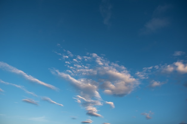 Céu dramático com nuvens de tempestade. céu azul com nuvens brancas fofas. fundo de céu natural perfeito, papel de parede, cartão comemorativo