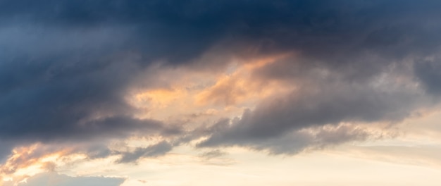 Céu dramático com nuvens escuras ao pôr do sol