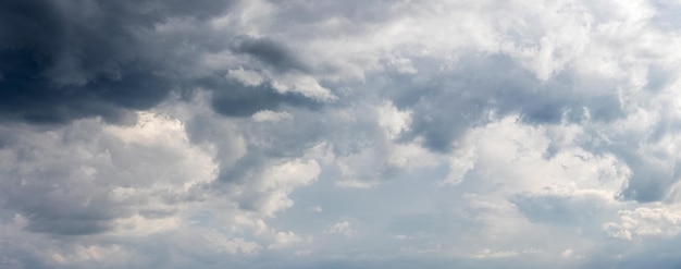 Céu dramático com nuvens escuras cinzentas antes da chuva o céu antes da tempestade