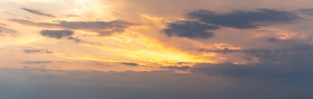 Céu dramático com nuvens escuras durante o pôr do sol