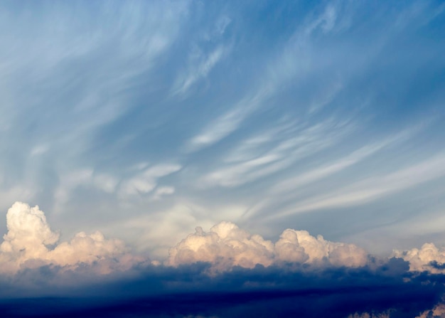 Céu dramático com nuvens tempestuosas 3