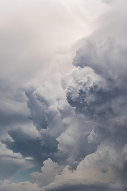 Céu dramático com nuvens tempestuosas poucos minutos antes da chuva