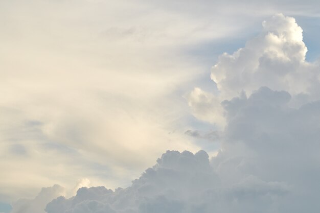 Céu dramático com nuvens tempestuosas