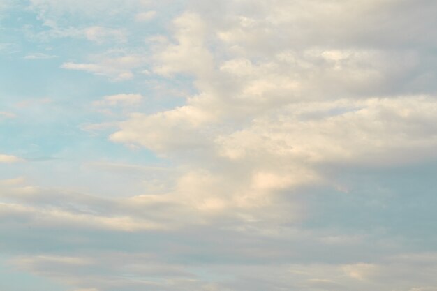 Céu dramático com nuvens tempestuosas