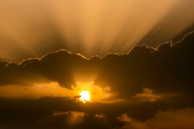 céu dramático com raios e luz solar dourada sobre o lindo céu