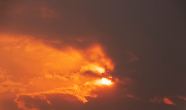 Céu dramático com sol brilhante brilhando por entre as nuvens escuras.