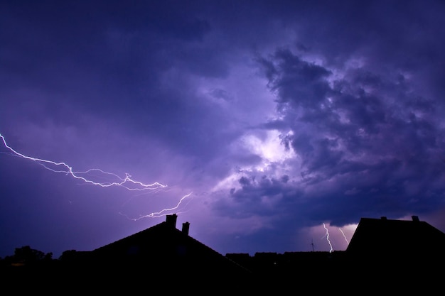 Foto céu dramático da tempestade com relâmpagos