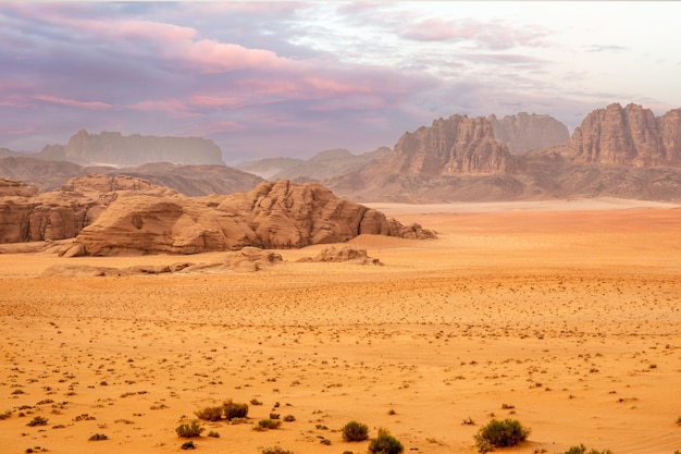 Céu dramático das montanhas de areias vermelhas e panorama marthiano da paisagem do deserto de Wadi Rum, Jordânia