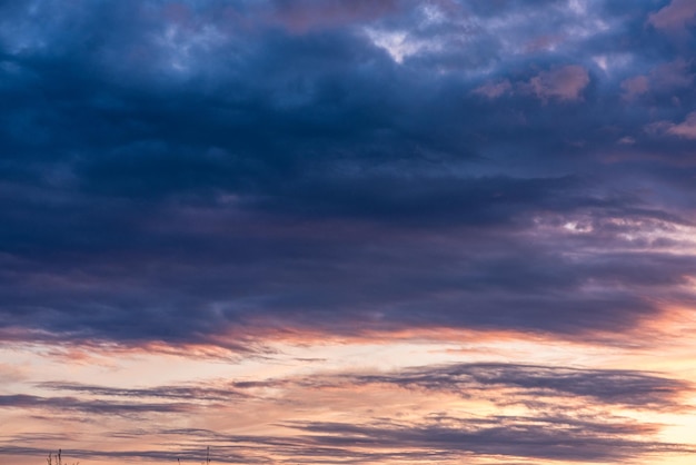 Céu dramático de noite linda ao pôr do sol