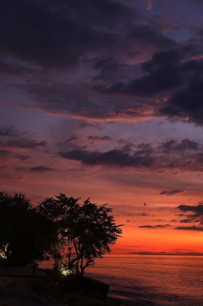 Céu dramático do por do sol com nuvens Pôr do sol dramático sobre o mar