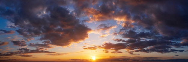 Céu dramático do sol com nuvens. belo panorama natural de céu nublado com sol poente.