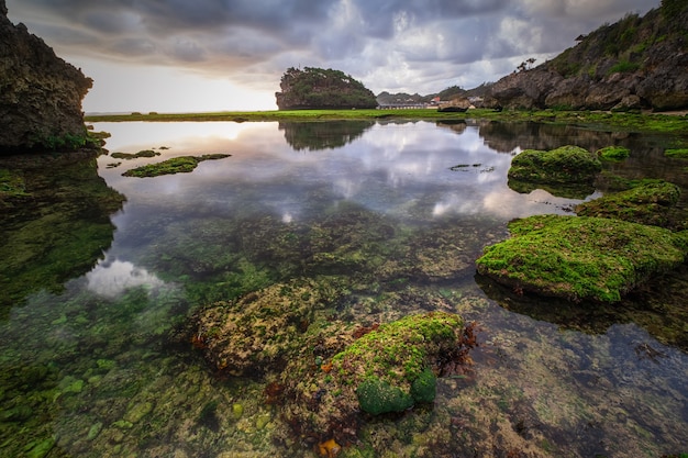 Céu dramático do sol na praia ngrumput, Yogyakarta, Indonésia. HDR processado