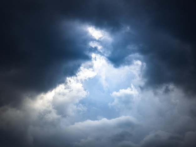 Céu dramático e nuvens espessas e feixe de luz.