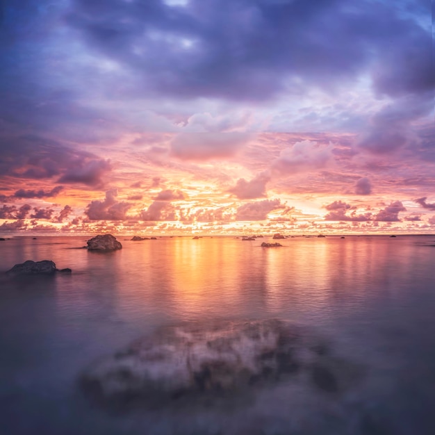 Céu dramático e pôr do sol roxo no mar na costa de tailândia phuket kaolak