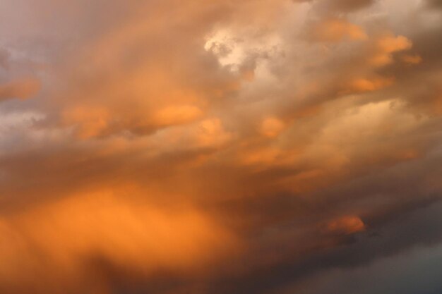 Céu dramático em direção ao pôr do sol Fundo do céu