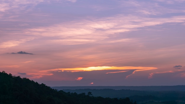 Céu dramático na noite tempo bela cor para o fundo da natureza