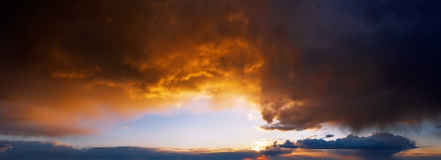 céu dramático pôr do sol com nuvens escuras de chuva iluminadas com o sol.