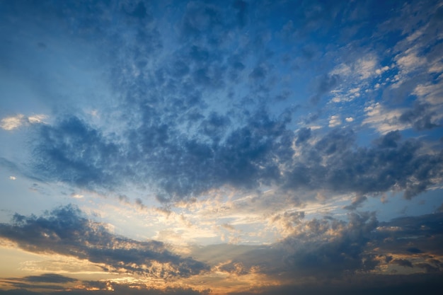 Céu dramático pôr do sol ou nuvens do nascer do sol