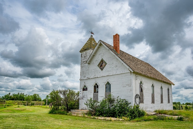 Céu dramático sobre a histórica e abandonada Igreja Presbiteriana de Froude em Froude SK