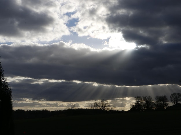 Céu dramático sobre a paisagem