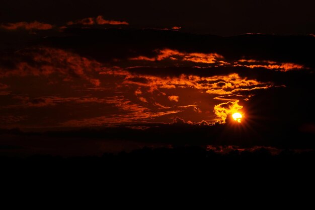 Foto céu dramático sobre a paisagem