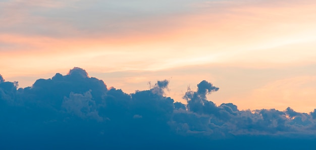 Céu durante o pôr do sol com nuvens escuras, fundo de natureza