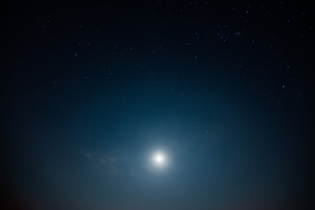 Céu e estrelas, nuvens, luz da lua Durante a noite