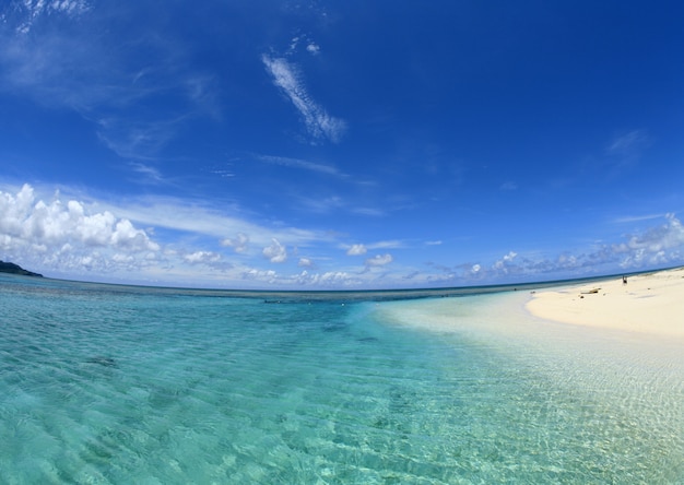 Céu e mar azul aqua