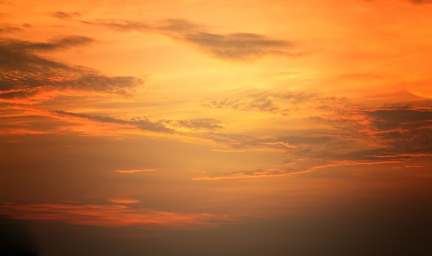 céu e nuvem bonita e colorida agradável no nascer do sol