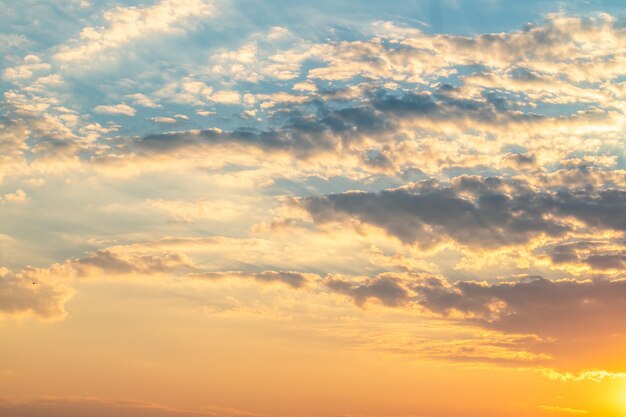 Céu e nuvens à noite