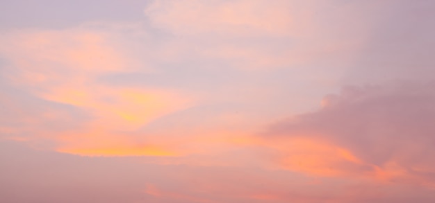 Céu e nuvens à noite