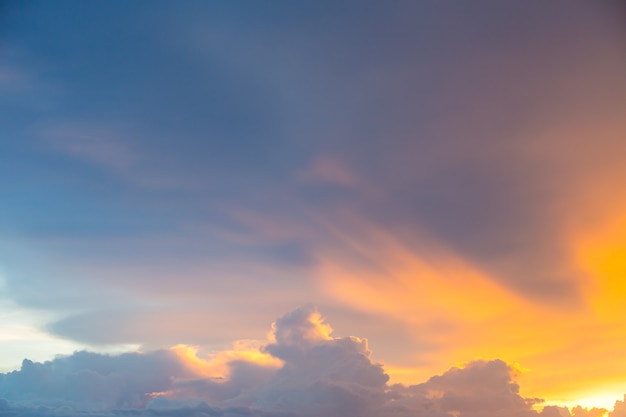 céu e nuvens antes do fundo por do sol