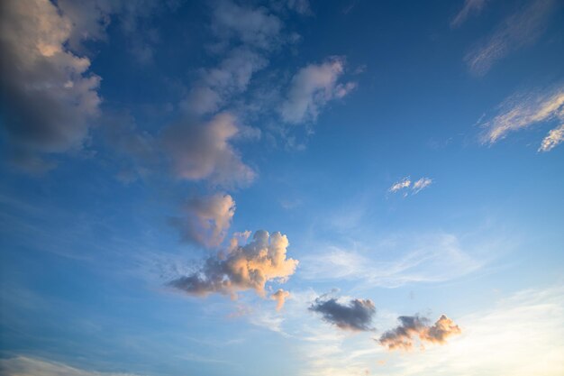 céu azul claro com belas nuvens. panorama hdri sem costura visão de ângulo  de 360 graus sem chão para uso em gráficos 3D ou desenvolvimento de jogos  como sky dome ou editar